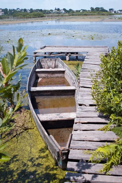 Altes Hölzernes Fischerboot Wasser Steg Eines Sees Strahlend Sonniger Sommertag — Stockfoto