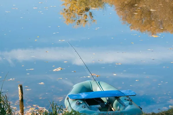 Hengel Een Rubberboot Meertje Bomen Lucht Reflectie Still Water Loopvlak — Stockfoto