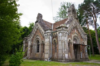 Count Potocki aile Şapel ve kasa mezarlığına köyü Pechera, Ukrayna, bulutlu gölgesiz yaz gün, yan görünüm