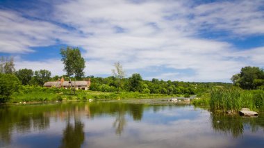 Pivdennyi Buh, eski Nehri'nin sol kıyısında terk edilmiş ve tuğla fabrikası village Pechera, güneşli yaz gününde güzel manzara yakınındaki mahvetti