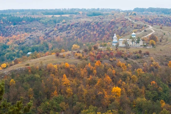 老东正教在山顶上 古老的公墓在寒冷 多云的秋日 黄色和红色的树 田园林斯派的背景 — 图库照片