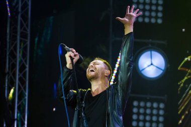 Vinnitsa, Ukrayna - 13.10.2018: Oluşturan Sobchuk, solist ve solisti Ukraynalı pop-rock grubu Skai, RoHS çeşme sezon kapanış konserinde, editoryal portre muhteşem poz şarkı söylüyor