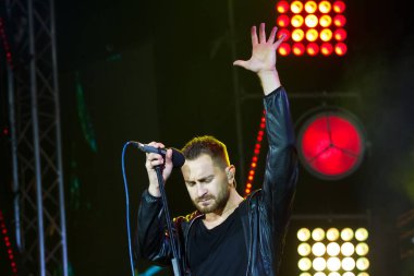 Vinnitsa, Ukrayna - 13.10.2018: Oluşturan Sobchuk, solist ve solisti Ukraynalı pop-rock grubu Skai, RoHS çeşme sezon kapanış konserinde, editoryal portre muhteşem poz tribünlerde