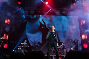 Vinnitsa, Ukrayna - 13.10.2018: Oluşturan Sobchuk, solist ve solisti Ukraynalı pop-rock grubu Skai, RoHS çeşme sezon kapanış konserinde, editoryal portre muhteşem poz şarkı söylüyor