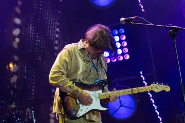 Vinnitsa, Ukrayna - 13.10.2018: Taras Chubay, solist ve Plach Yeremiyi gitar çalan ve vokalde RoHS çeşme sezon kapanış konserinde sahne editoryal Ukraynalı rock grubunun solisti