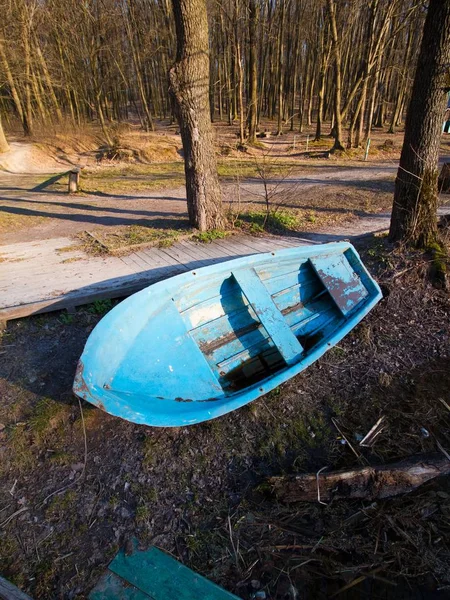 小旧破旧破旧的木制救援船 漆成蓝色 早春景观与光秃秃的树木在河岸上 阳光明媚的日子 — 图库照片