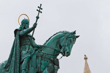 Budapeşte, Macaristan - 04.05.2019: Macaristan'ın ilk kralı Aziz Stephen'ın heykel anıtı, Castle Hill'de Szent Istvan kiraly, Matthias Kilisesi ve Balıkçı Kalesi'nin yakınında, yağmurlu bir bahar gününde yakın çekim portre