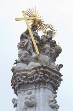 Budapeşte, Macaristan - 04.05.2019: Castle Hill'deki Holy Trinity Heykeli, Buda Kalesi Bölgesi'ndeki Balıkçı Kalesi yakınlarında, en önemli detay