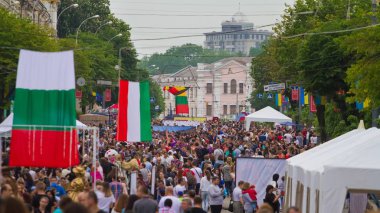 Vinnytsia, Ukrayna - 18.05.2019: Avrupa Günü kutlamaları sırasında Soborna Caddesi'nde Avrupa bayrakları ve insan kalabalığı