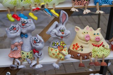 Vinnytsia, Ukrayna - 18.05.2019: otantik el yapımı yazar seramik kil komik hayvan oyuncakları bir dizi satışa