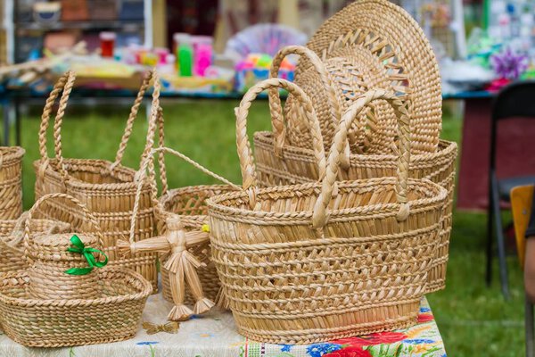 набор соломенных мешков, шляпа и человеческая фигурка кукла в продаже, традиционное европейское ремесло искусства
