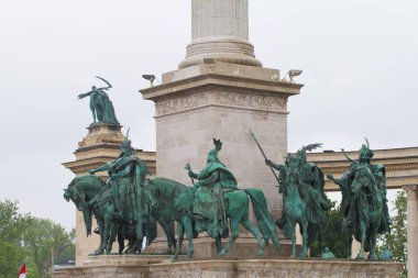 Budapeşte, Macaristan - 04.05.2019: Kahramanlar Meydanı, Hosok tere, Zala Gyorgy heykel kompleksi, Macarların Yedi Reisi Milenyum Anıtı'nın detayı, sol taraf görünümü, yağmurlu bahar günü