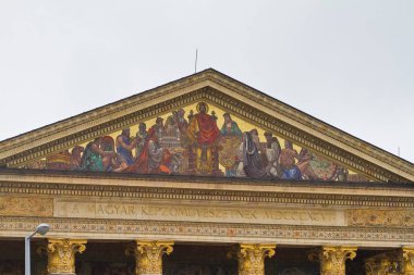 Budapeşte, Macaristan - 04.05.2019: Sanat Salonu veya Sanat Sarayı, Mucsarnok Kunsthalle, Kahramanlar Meydanı'ndaki çağdaş sanat müzesi, Hıristiyan freskli pediment detayı, neoklasik tarzda, yağmurlu bir günde