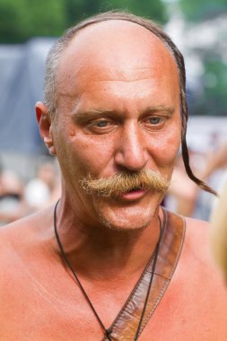 Yakushyntsi, Ukrayna-22.06.2019: Zaporozhian sich kazak yakın portresi, kozak kharakternyk, bıyık ve oseledets saç kesimi canlı yangın Midsummer pagan Ethno Festivali röportaj vererek
