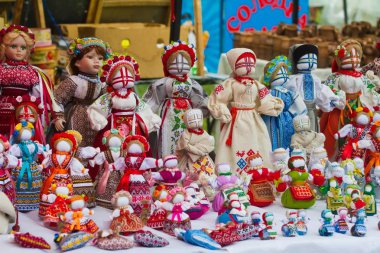 El yapımı Tekstil insan bez bebek seti, Ukraynalı etnik geleneksel oyuncak sembolü motanka, halk zanaat Hatıra, tuval üzerinde sanat nakış, Ethno Festival Fuarı 'nda satışa
