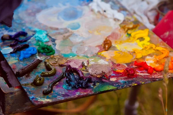 Paleta Madeira Pintor Manchado Com Uma Bagunça Pinturas Óleo Coloridas — Fotografia de Stock