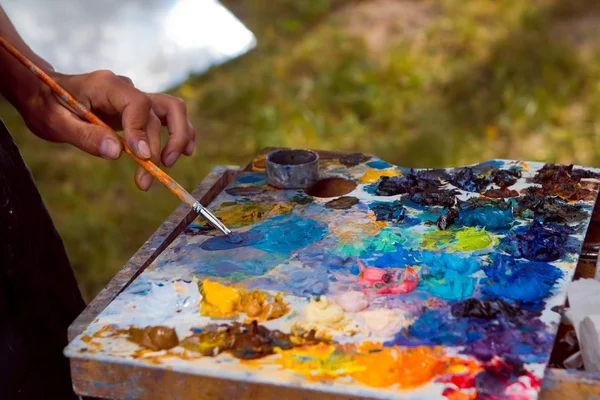 Mão Hábil Pintor Mistura Tintas Óleo Com Pincel Paleta Madeira — Fotografia de Stock