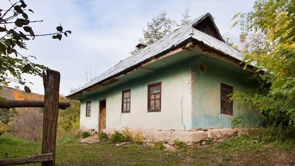 Bulutlu Ekim Gökyüzüne Karşı Ahşap Kilden Yapılmış Eski Kır Evi — Stok fotoğraf