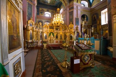 Bar, Ukrayna - 11.06.2019: Duvar simgesi resimleri ve altın sunak ile Tanrı'nın Annesi Ortodoks kilisesinin Dormition iç