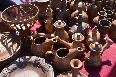 kahve kapları ve su kaseleri, küçük bardak ve tabaklar, kil, modern tarzda mutfak eşyaları el yapımı set