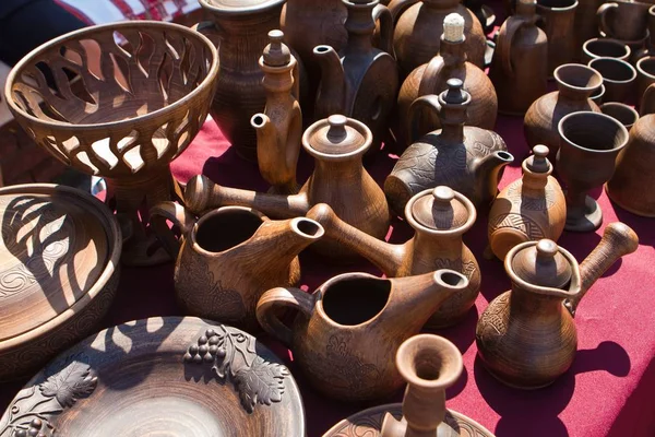 kahve kapları ve su kaseleri, küçük bardak ve tabaklar, kil, modern tarzda mutfak eşyaları el yapımı set