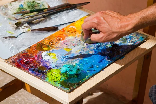 Mão Hábil Pintor Mistura Pinturas Óleo Brilhantes Frescas Com Paletteknife — Fotografia de Stock