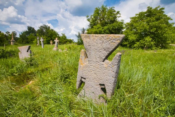 ウクライナ 2019年 ボフダン クメルニツキー反乱の未知の戦士ヒーローの墓と石の十字架を持つ古代コザック墓地の修復 草で育った ポディリヤの有名な観光スポット — ストック写真