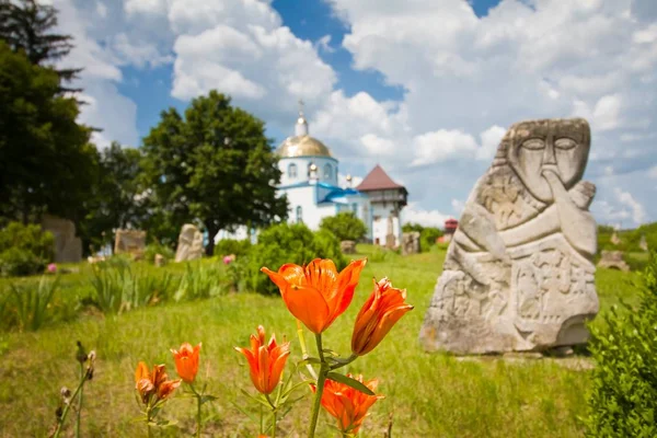 Busha Ukraine 2019 Parterre Fleurs Lys Orange Sculptures Néo Païennes — Photo