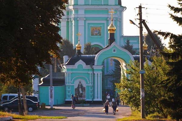 Браилов Украина 2019 Верующие Паломники Отправляются Свято Троицкий Монастырь Помолиться — стоковое фото