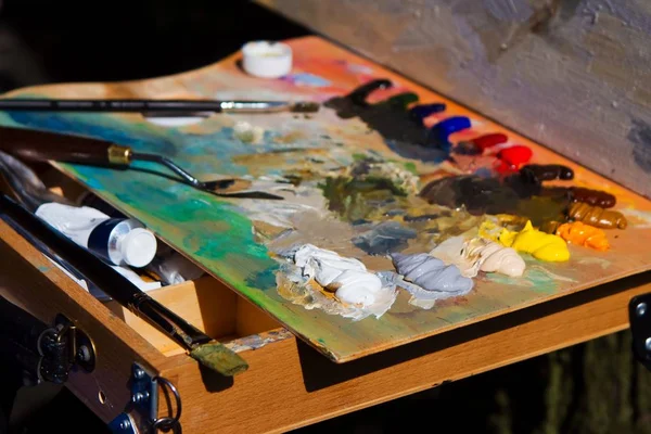 Paleta Artista Madeira Com Pinturas Óleo Coloridas Frescas Misturadas Desordem — Fotografia de Stock