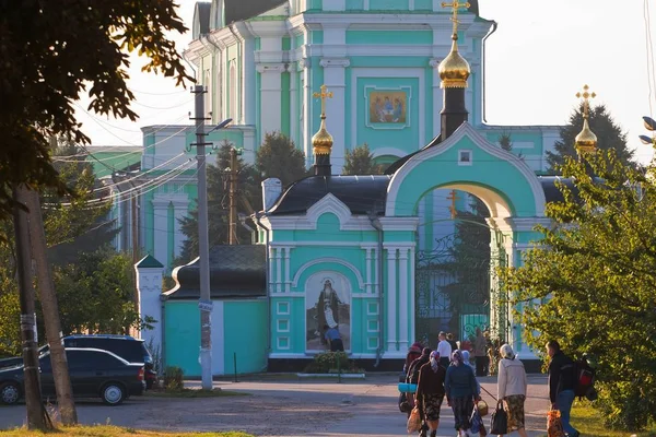 Браилев, Украина - 19.08.2019: паломники едут на энтр — стоковое фото