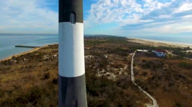 Güneşli bir günde bir dron tarafından görüldüğü gibi deniz feneri