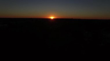 Kırmızı 4 k, dron tarafından sonbaharda günbatımı güneş