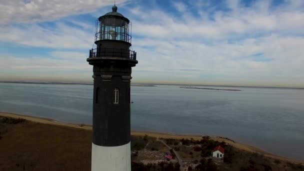 Vuurtoren Zoals Gezien Door Een Drone Een Zonnige Dag — Stockvideo