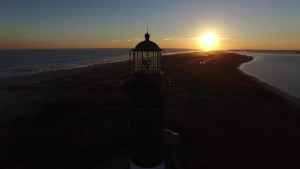 Zachód Słońca Przez Latarnia Morska Widziany Przez Drone — Wideo stockowe
