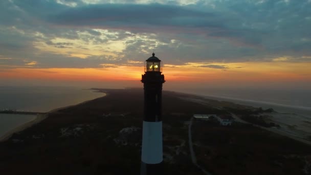 Salida Del Sol Orilla Con Faro Visto Por Dron — Vídeos de Stock