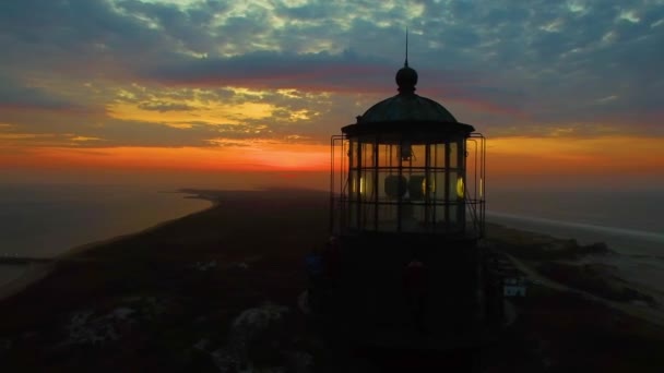 Sonnenaufgang Ufer Mit Einem Leuchtturm Gesehen Von Einer Drohne — Stockvideo