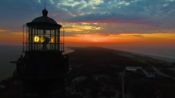 Sonnenaufgang Ufer Mit Einem Leuchtturm Gesehen Von Einer Drohne — Stockvideo