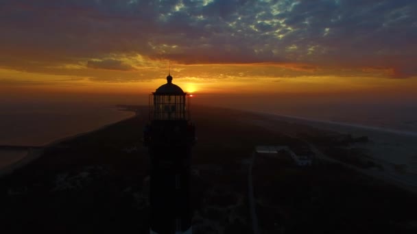 Salida Del Sol Orilla Con Faro Visto Por Dron — Vídeos de Stock