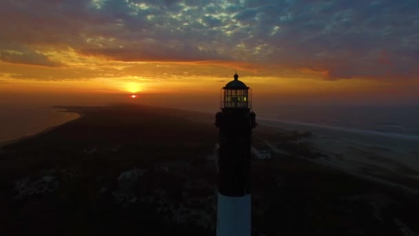 日出在岸边与灯塔 在4K 看到的无人机 — 图库视频影像