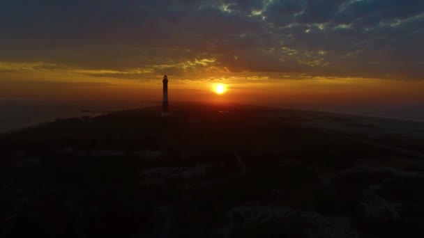 Salida Del Sol Orilla Con Faro Visto Por Dron — Vídeos de Stock