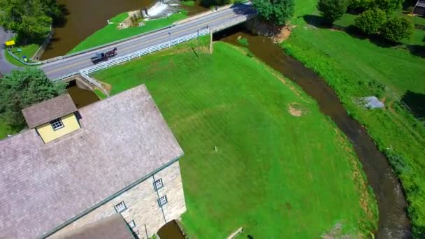 Amish Landskap Gammal Kvarn Och Buggy — Stockvideo