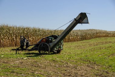 Bir sonbahar günü alanında ekipman hasat Amish