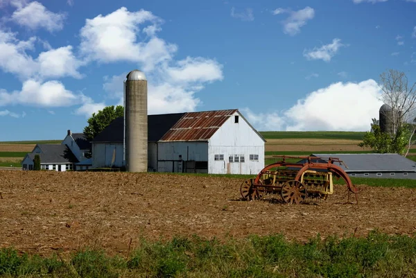 Antiguo Granero Madera Blanco Amish Equipo Granja Día Soleado Verano — Foto de Stock