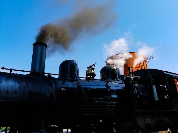 Dampflokomotive Wärmt Einem Sommertag Einen Bahnhof Auf — Stockfoto