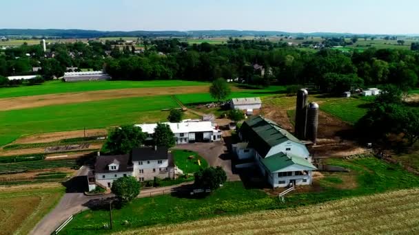 Amische Landschaft Und Bauernhof Aus Der Drohne — Stockvideo