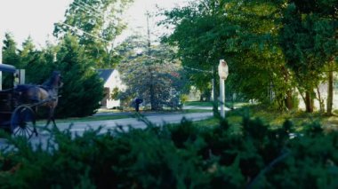 Amish çiftlik işçisi hasat alanlar ile eski ve yeni dron tarafından görüldüğü gibi ekipman