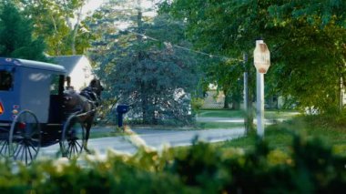 Amish çiftlik işçisi hasat alanlar ile eski ve yeni dron tarafından görüldüğü gibi ekipman