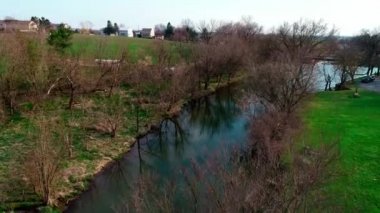 Amish çiftlik işçisi hasat alanlar ile eski ve yeni dron tarafından görüldüğü gibi ekipman