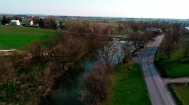 Amish çiftlik işçisi hasat alanlar ile eski ve yeni dron tarafından görüldüğü gibi ekipman
